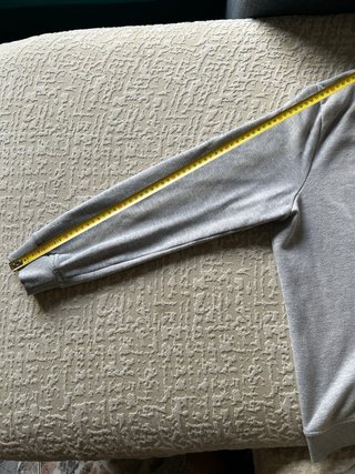 Sudadera gris con capucha y cremallera