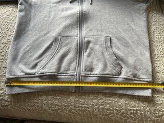 Sudadera gris con capucha y cremallera
