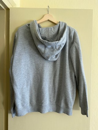 Sudadera gris con capucha y cremallera