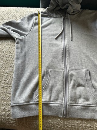 Sudadera gris con capucha y cremallera