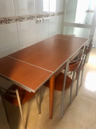 Mesa extensible cocina y 4 sillas madera