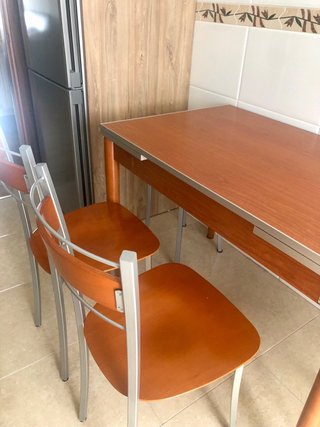 Mesa extensible cocina y 4 sillas madera