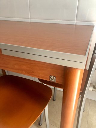 Mesa extensible cocina y 4 sillas madera