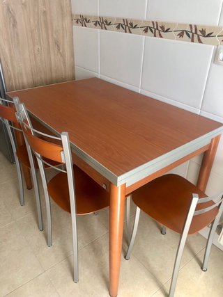 Mesa extensible cocina y 4 sillas madera