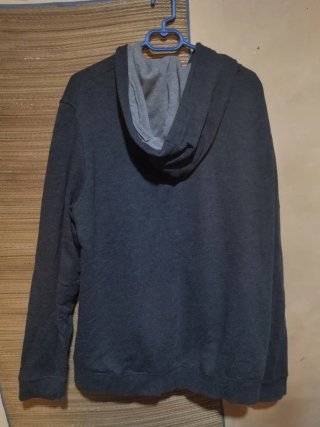 Sudadera gris con cremallera