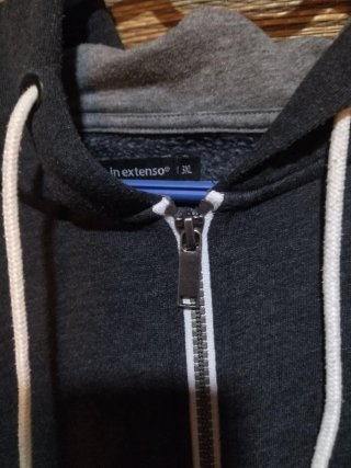 Sudadera gris con cremallera