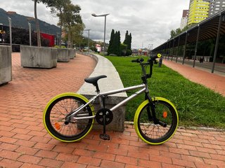 Bmx plateada con ruedas amarillas