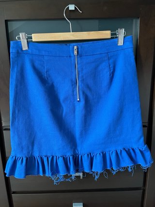Falda corta azul con volantes