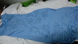 Vestido azul con estampado floral