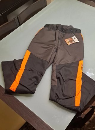 Pantalón Stihl y Casco