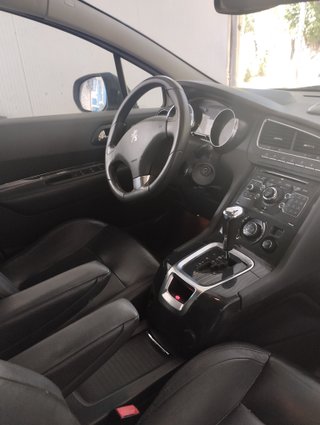 Peugeot 5008 2011