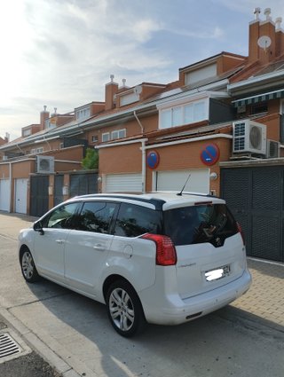 Peugeot 5008 2011