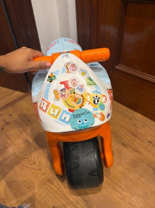 Moto correpasillos infantil azul y naranja