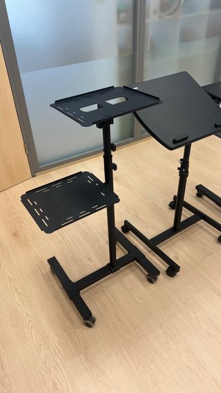 Soporte para portátil con ruedas