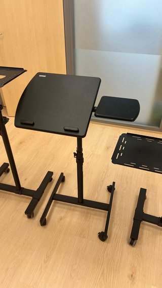 Soporte para portátil con ruedas