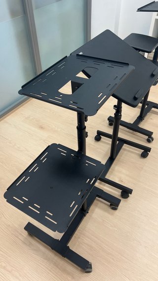 Soporte para portátil con ruedas
