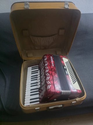 Acordeón HOHNER-GA poco uso