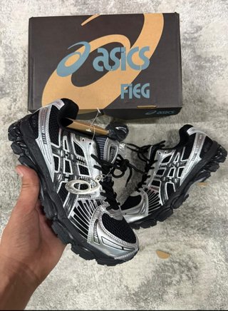 Zapatillas Asics Fieg Negras y Plateadas