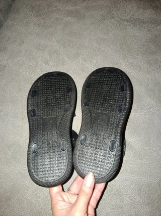 Sandalias negras para niño