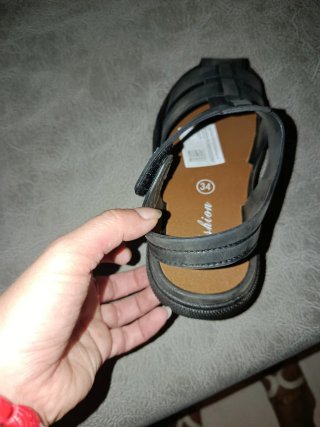 Sandalias negras para niño