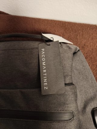 Mochila de viaje gris y negra