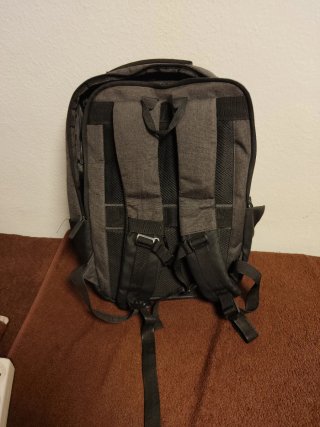 Mochila de viaje gris y negra