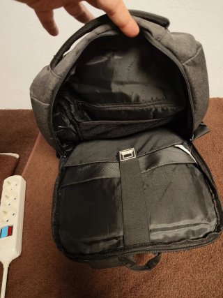 Mochila de viaje gris y negra