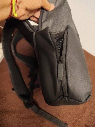 Mochila de viaje gris y negra