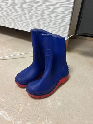 Botas de agua azules y rojas
