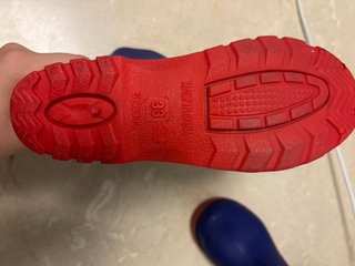 Botas de agua azules y rojas