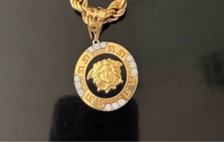 Oferta colgante de oro con diseño Medusa