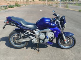 Yamaha FZ6 Fazer con maletas laterales y baúl Givi