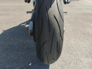Yamaha FZ6 Fazer con maletas laterales y baúl Givi
