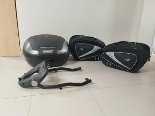 Yamaha FZ6 Fazer con maletas laterales y baúl Givi