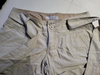 Calções bege C&A com cinto