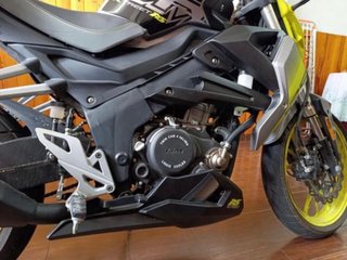 Moto 125 Naked Gris y Amarilla