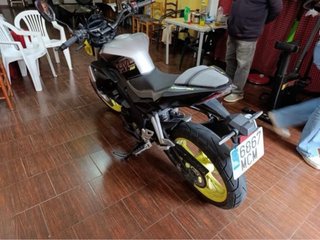 Moto 125 Naked Gris y Amarilla
