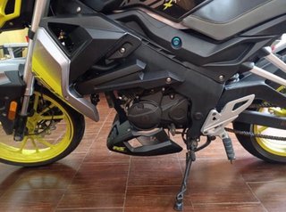 Moto 125 Naked Gris y Amarilla