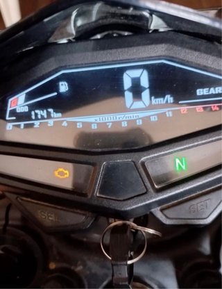 Moto 125 Naked Gris y Amarilla
