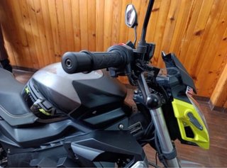 Moto 125 Naked Gris y Amarilla
