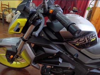 Moto 125 Naked Gris y Amarilla