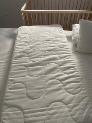 Cuna de bebé ikea, colcho y funda.