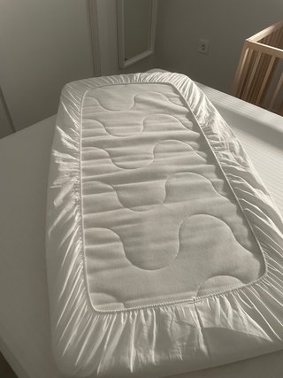 Cuna de bebé ikea, colcho y funda.