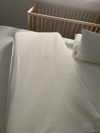 Cuna de bebé ikea, colcho y funda.
