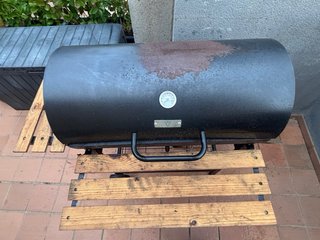 Barbacoa de carbón con mesas laterales