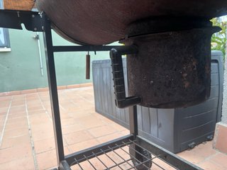 Barbacoa de carbón con mesas laterales