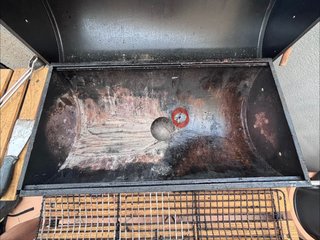 Barbacoa de carbón con mesas laterales