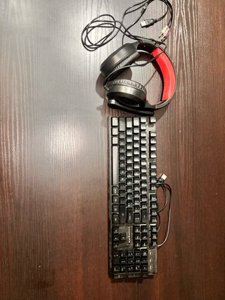 Cuffie e tastiera da gaming