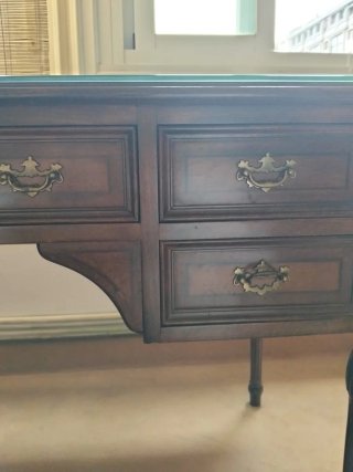 Escritorio madera clásico con tapa cristal