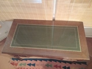 Escritorio madera clásico con tapa cristal